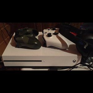 Xbox one S 1 tb bundle used